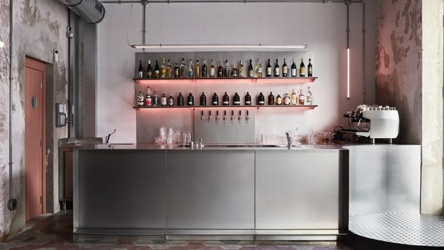 Il bancone bar di CGM al piano terra, ph Marnmo Creative