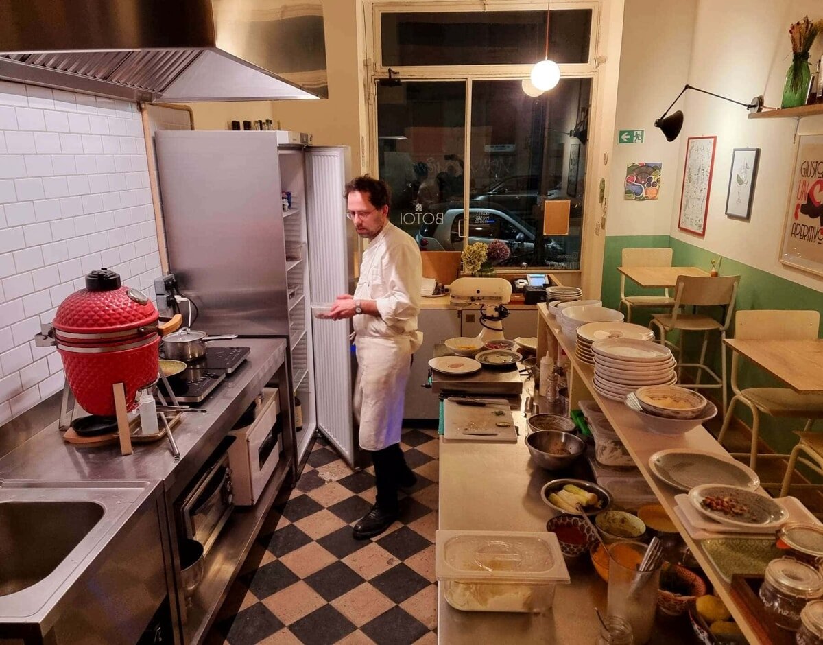Lodovico Rosselli nella cucina di Botoi