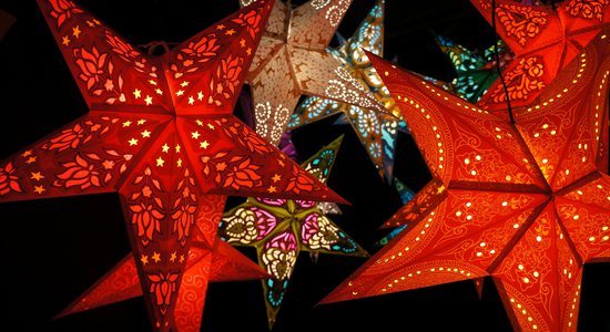 light-night-star-glass-dark-red-black-colorful-christmas-tree-maple-leaf-christmas-decoration-art-symmetry-1138887.jpeg